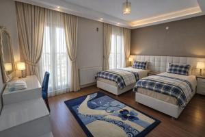 a hotel room with two beds and a bathroom at Kafaoğlu Otel in Ereğli