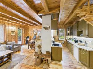 a kitchen and living room in a log cabin at Chata na Jurze z balią in Zarki Letnisko