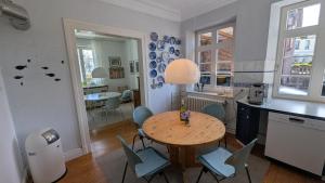 a kitchen and dining room with a table and chairs at Ostsee Stadthus in Heiligenhafen