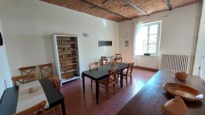 a living room with a dining room table and chairs at Cascina Barosca in Castelnuovo Don Bosco