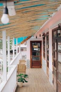 a porch of a house with a wooden ceiling at Villa Thung Lũng Hồng 2 in Ấp Kim Thạch