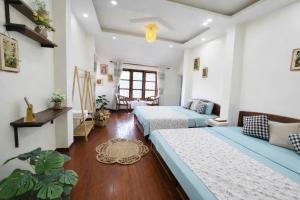 a living room with two beds and a couch at Villa Thung Lũng Hồng 2 in Ấp Kim Thạch