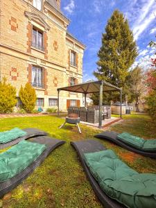 a group of mattresses on the grass in front of a building at Gite L'Instant Champenois in Bréviandes