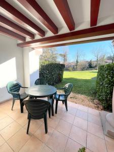 a patio with a table and chairs on a patio at Séjour 4 personnes - Pays Basque in Uhart-Cize