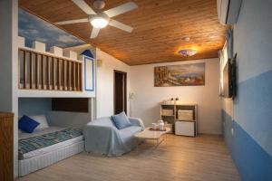 a bedroom with a bunk bed and a chair at 跳跳民宿 包棟首選 離島慢活 海島體驗 浮潛潛水 生態旅遊 in Xiaoliuqiu
