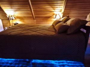 เตียงในห้องที่ Cabañas ALPINAS