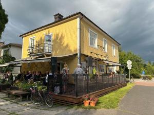 eine Gruppe von Menschen steht vor einem Haus in der Unterkunft Matmalmen E&A in Pargas