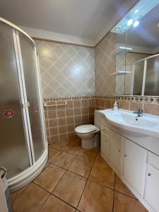 a bathroom with a toilet and a sink and a shower at Apartmán Centrum in Los Cristianos