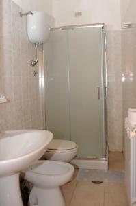 a bathroom with two toilets and a shower at Bed and Breakfast Elisa in Sonnino +38 photos
