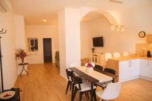 a dining room and kitchen with a table and chairs at Apartamento Aljibe in Arcos de la Frontera