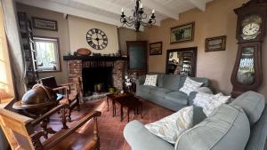 a living room with a couch and a fireplace at Villa Boréas in Wissant