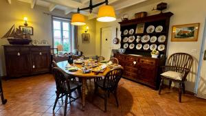 a dining room with a table and chairs and plates on the wall at Villa Boréas in Wissant