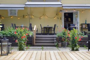eine Veranda mit Tisch und Stühlen in der Unterkunft Matmalmen E&A in Pargas + 11 Fotos