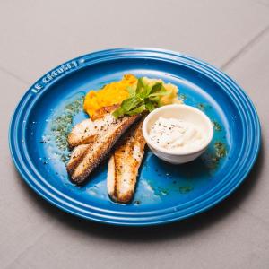 ein blauer Teller mit Toast und Eiern und einer Schüssel Dips in der Unterkunft Matmalmen E&A in Pargas