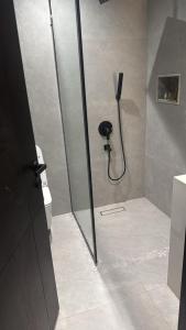 eine Dusche mit Glastür im Badezimmer in der Unterkunft Highest End Hotel in Al-'Ula + 22 Fotos