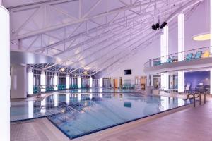 a large indoor swimming pool in a building at Kurhotel Pyramide Sibyllenbad in Neualbenreuth