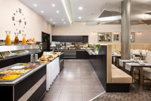 a large kitchen with a buffet of food at Kurhotel Pyramide Sibyllenbad in Neualbenreuth