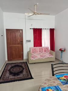 a living room with a pink couch and a door at White Rose in Chegāt