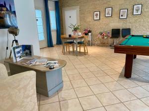 a room with a table and a pool table at Le Clos de la Barre - Maison de charme au calme -à 10 min des plages du Débarquement - petit-déjeuner maison in Basly