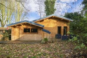 a small wooden house with a porch at Les cottages du parc in Roubaix