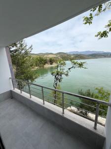Blick auf einen Fluss vom Balkon in der Unterkunft Lundra in Gramsh