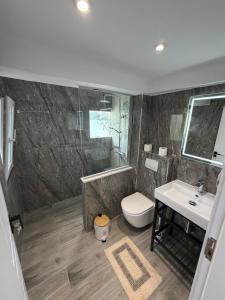 ein Badezimmer mit Waschbecken und Toilette in der Unterkunft Lundra in Gramsh