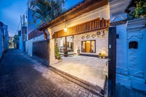 an empty alley with a building and a street at Villa Papat Seminyak in Seminyak