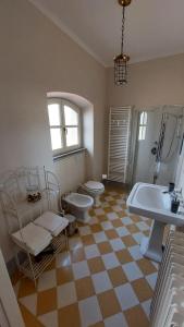 a bathroom with two toilets and a tub and a sink at Cascina Barosca in Castelnuovo Don Bosco