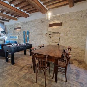 a living room with a ping pong table and a ping pong table at Domus Calzolari in Gubbio