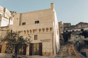 un edificio en una colina con escaleras delante en Palazzotto Residence&Winery, en Matera