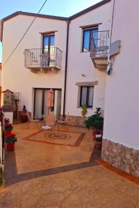 a large white house with a courtyard at Biginau ' e giosso in Ilbono