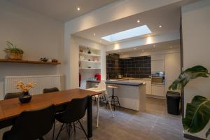 a kitchen and dining room with a table and chairs at BnB 26 in Blankenberge