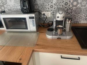 a kitchen counter with a microwave and a coffee maker at Moderne, ruhige Ferienwohnung , ideal zum Abschalten in Hadamar