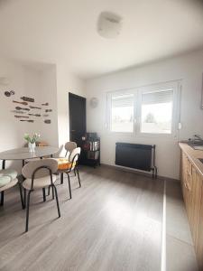 a living room with a table and chairs and a kitchen at Bajkoviti kutak in Ogulin