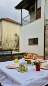ein Tisch mit zwei Tellern Essen darauf in der Unterkunft Gorgeous Hideout in Mostar