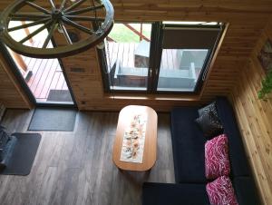 an overhead view of a living room with a couch and a table at Olchowym Domek in Gostynin +1 photo