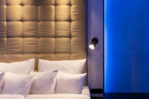 Giường trong phòng chung tại Pytloun Imperial Design Suites