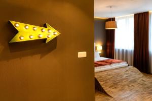 Giường trong phòng chung tại Pytloun Imperial Design Suites