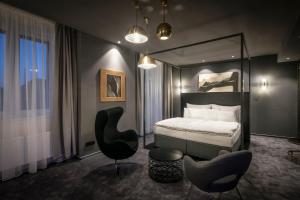 Giường trong phòng chung tại Pytloun Imperial Design Suites