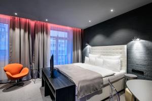 Giường trong phòng chung tại Pytloun Imperial Design Suites