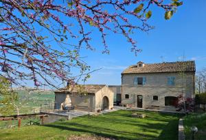 an old stone building on a grassy field at Casa degli Angeli in Fermo