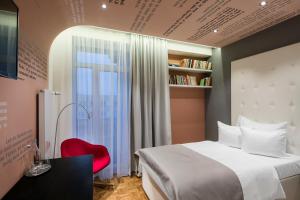 Giường trong phòng chung tại Pytloun Imperial Design Suites