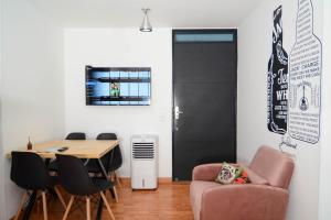 a room with a table and chairs and a door at Ubicación Privilegiada Torre 2 in Armenia
