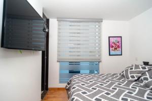 a bedroom with a bed and a window with blinds at Ubicación Privilegiada Torre 2 in Armenia +11 photos