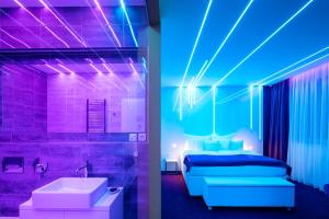 Giường trong phòng chung tại Pytloun Imperial Design Suites