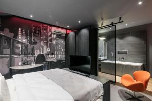 Giường trong phòng chung tại Pytloun Imperial Design Suites