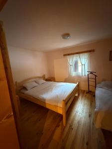 a bedroom with a bed and a window at Cabana Trofelor in Comandău