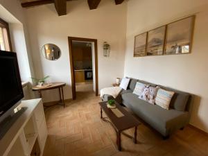 a living room with a couch and a table at Agriturismo Fontelini in Cingoli