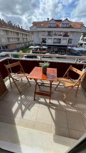 a table and two chairs sitting on a roof at Apartamento La Ojerada in Ajo
