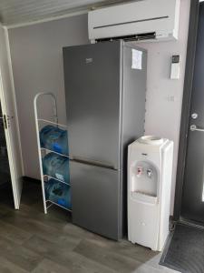 a refrigerator and a trash can in a room at Kril in Remniku